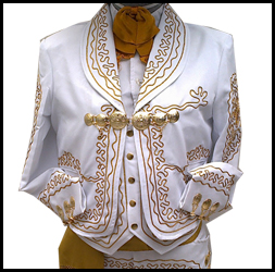 Traje de charro o mariachi adornado color blanco con adornos dorados.