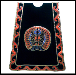Capa de azteca angosta color negra con diseños en color naranja, azul y dorado.