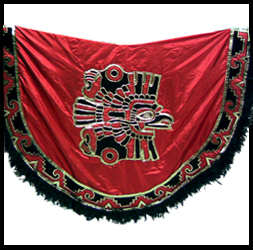 Capa de azteca en tela metálica color roja con aplicaciones doradas y negras.