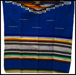 Jorongo azul con rayas negras y de colores.