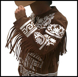 Traje de tamaulipas con chamarra y chaparreras color café con aplicaciones en blanco.